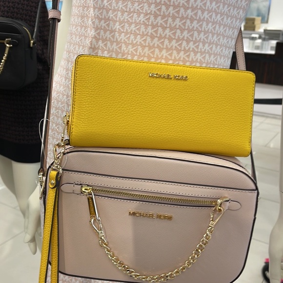 Michael Kors Jet Set Travel Large Travel CONTINENTAL 
BUTTER - Picture 6 of 16